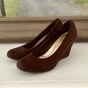 DEXFLEX COMFORT size 7.5 brown faux-suede wedge-heel pumps cushioned insoles